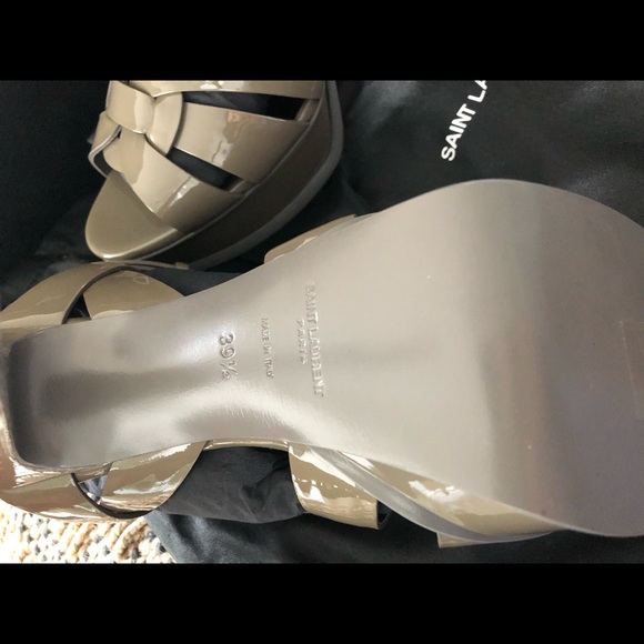 SAINT LAURENT GRAY TRIBUTE SANDALS PATENT LEATHER - Picture 7 of 8